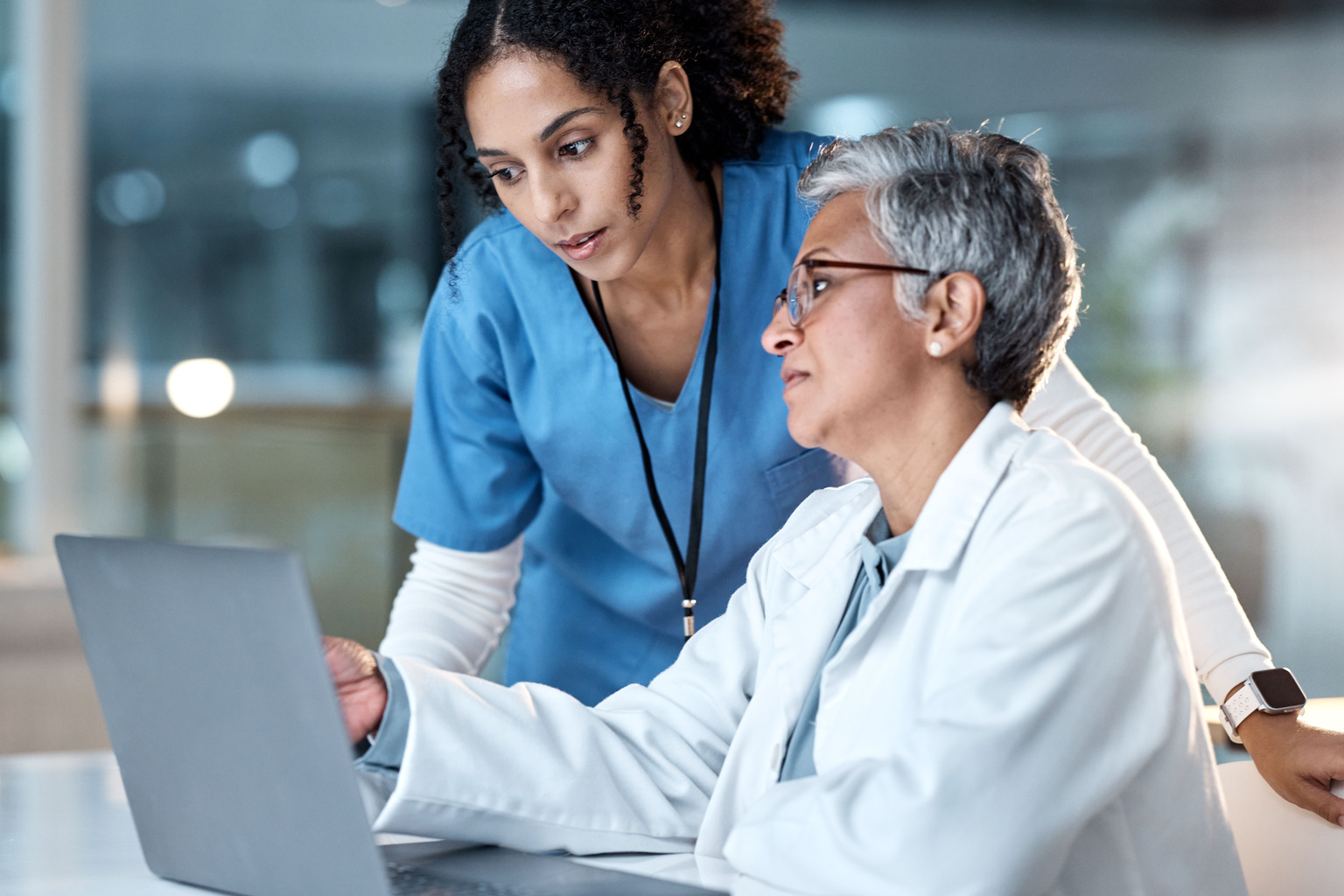 Image two female doctors consulting a laptop