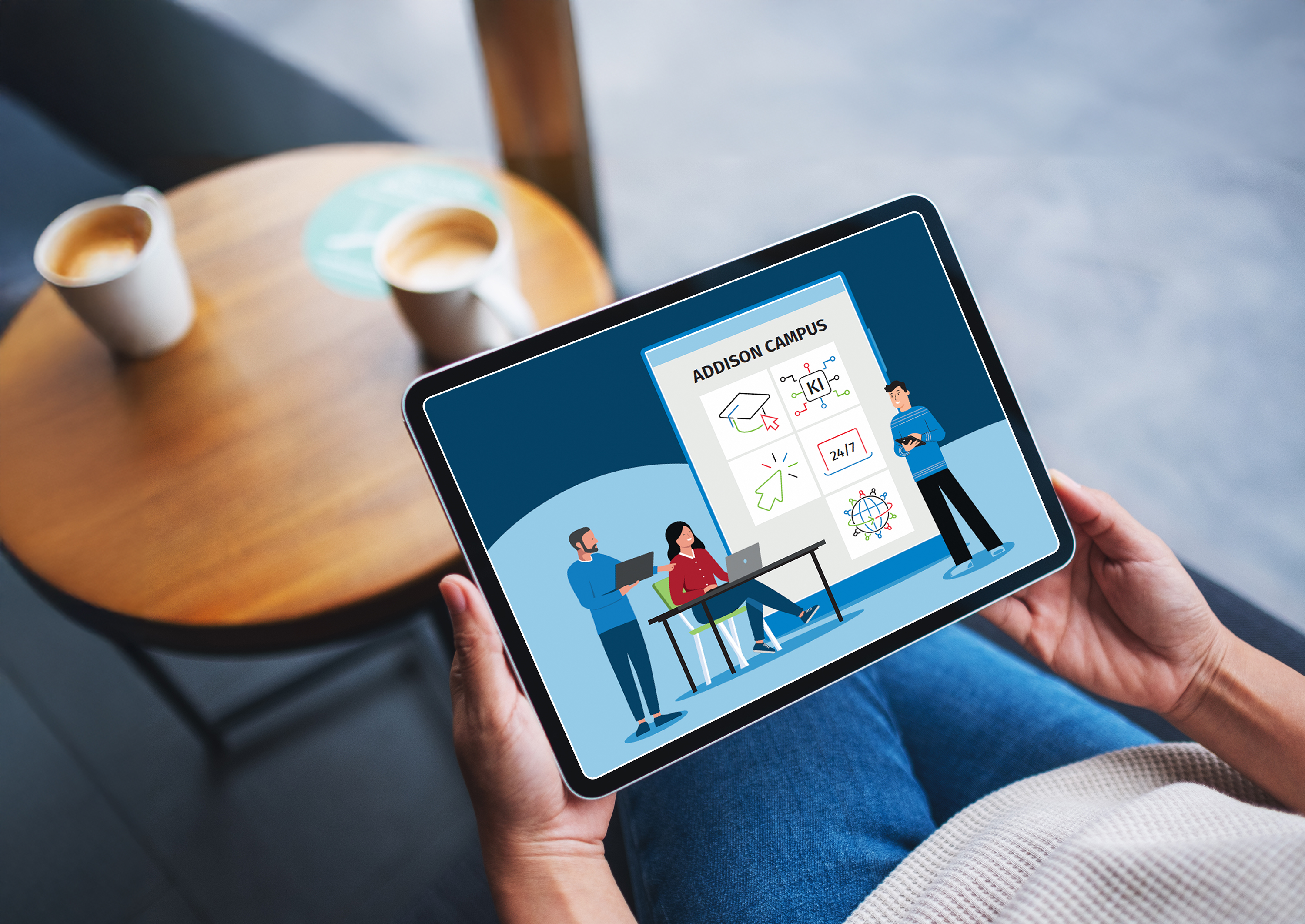 Frau sitzt im Wohnzimmer und schaut auf ein Tablet, das Tablet zeigt eine Illustration eines Campus